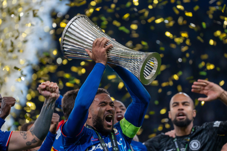 Игроки Челси празднуют победу