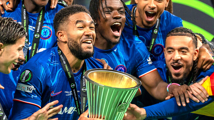 Футболисты «Челси» с трофеем