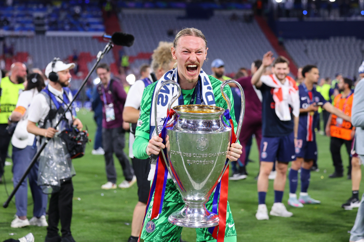 Матвей Сафонов с Кубком Лиги Чемпионов