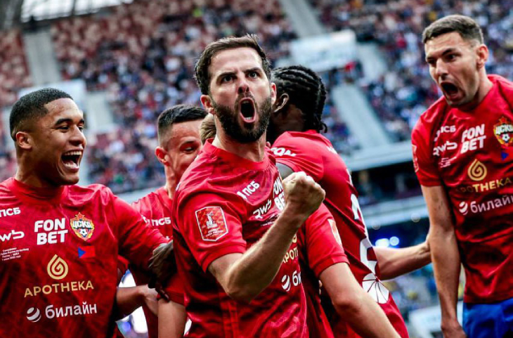 Игроки ЦСКА празднуют отменённый гол