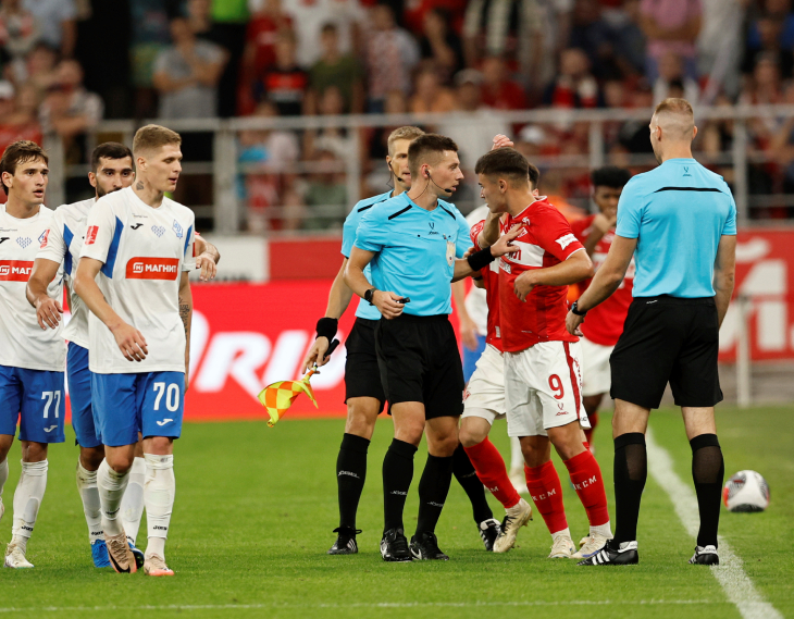 Судья Александр Машлякевич, Манфред Угальде и Валентин Пальцев