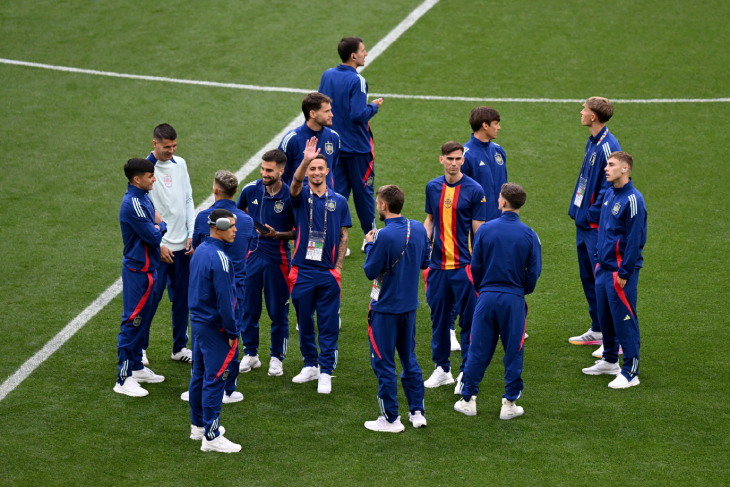 Футболисты сборной Испании перед матчем