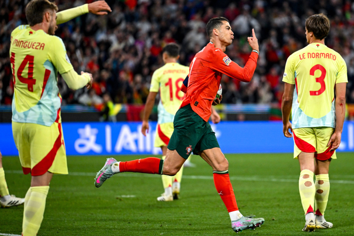 Роналду празднует гол