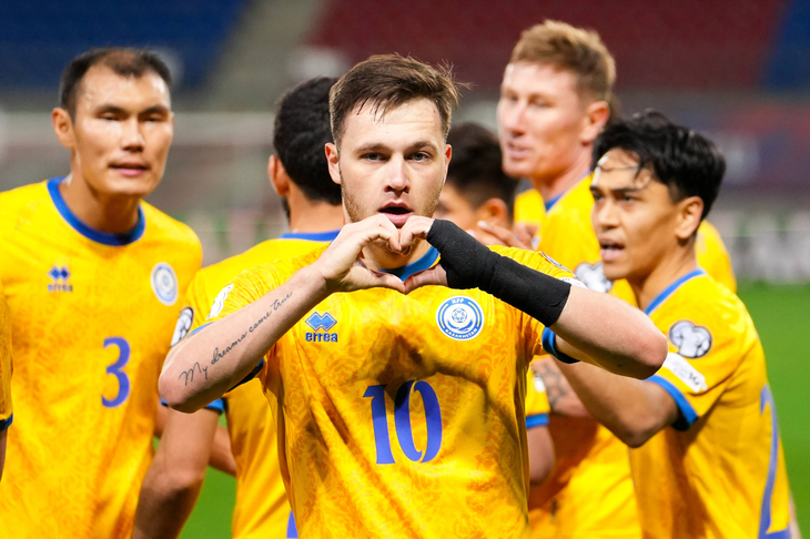 Максим Самородов празднует гол