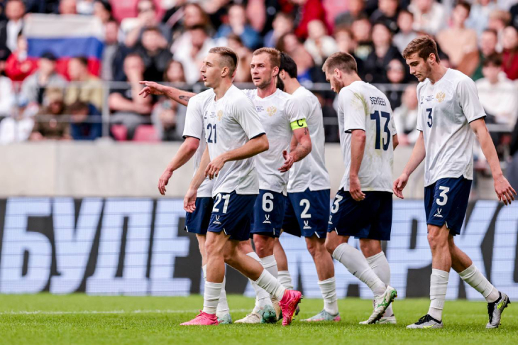 Игроки сборной России празднуют гол