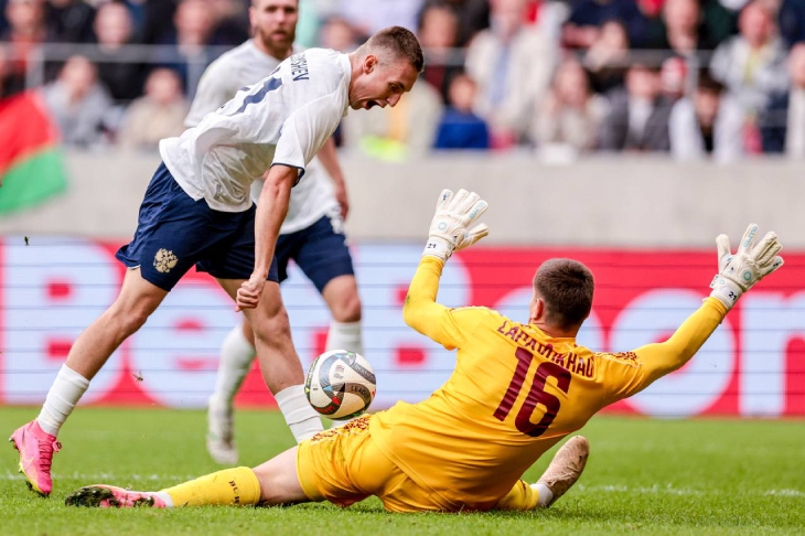 Ярослав Гладышев забивает гол в ворота Беларуси