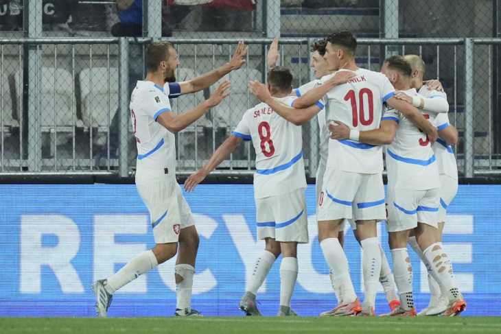 Игроки сборной Чехии празднуют гол