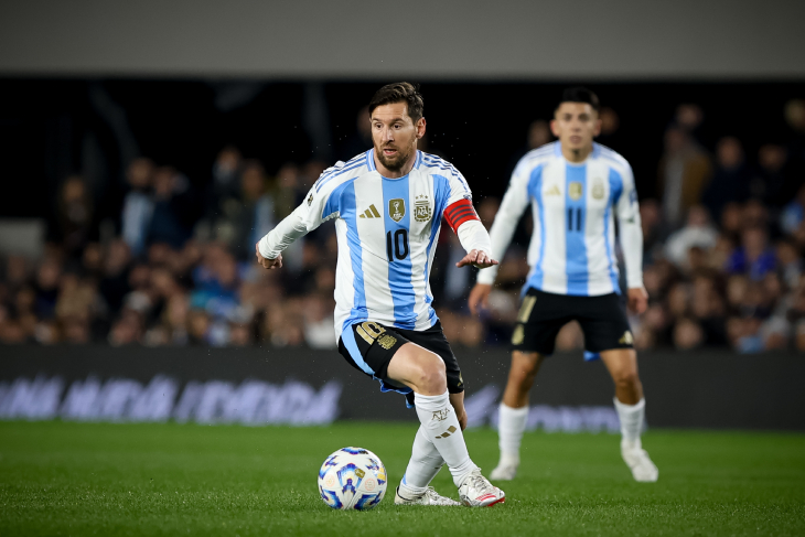 Лео Месси с мячом