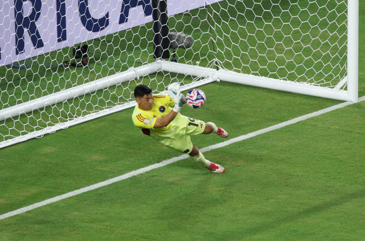 Оскар Устари