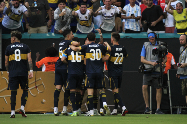 Игроки Боки празднуют первый гол