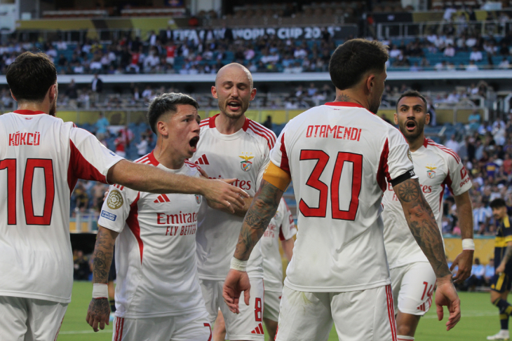 Отаменди празднует гол