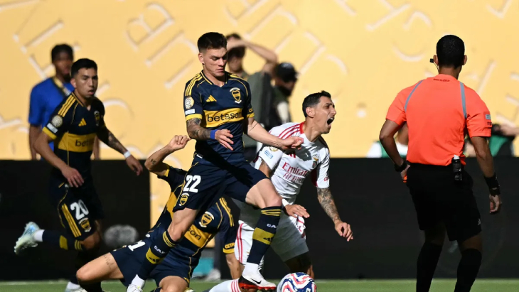 Ди Мария получает по ногам от игроков Боки