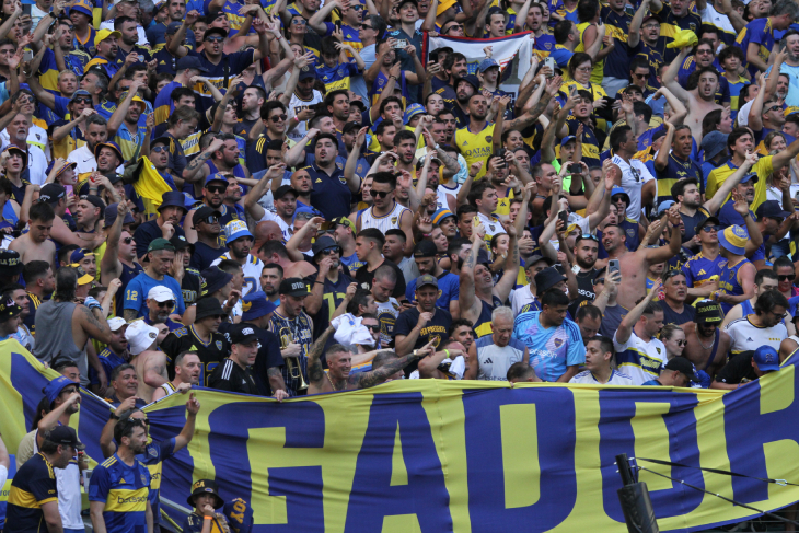 Фанаты Боки Хуниорс на матче против Бенфики