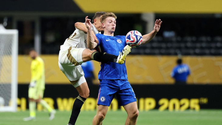 Лиам Делап борется за мяч