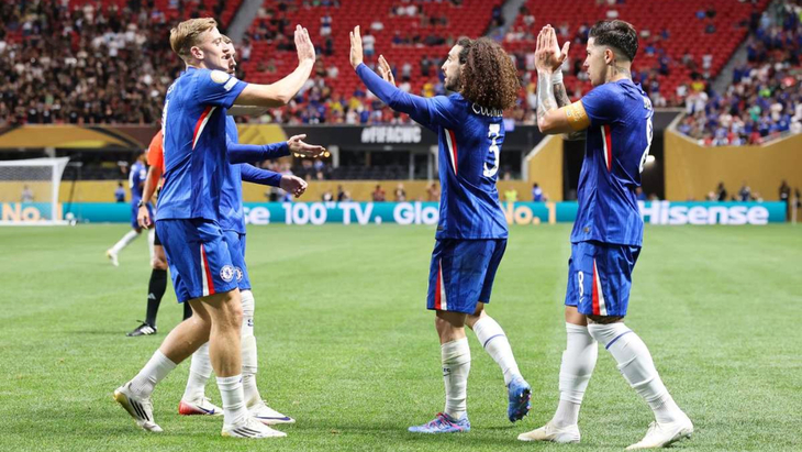 Игроки Челси на фоне пустых трибун