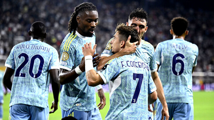 Игроки Ювентуса празднуют гол
