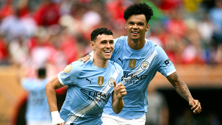 Фил Фоден празднует гол