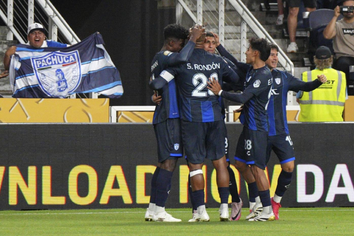 Игроки Пачуки празднуют гол