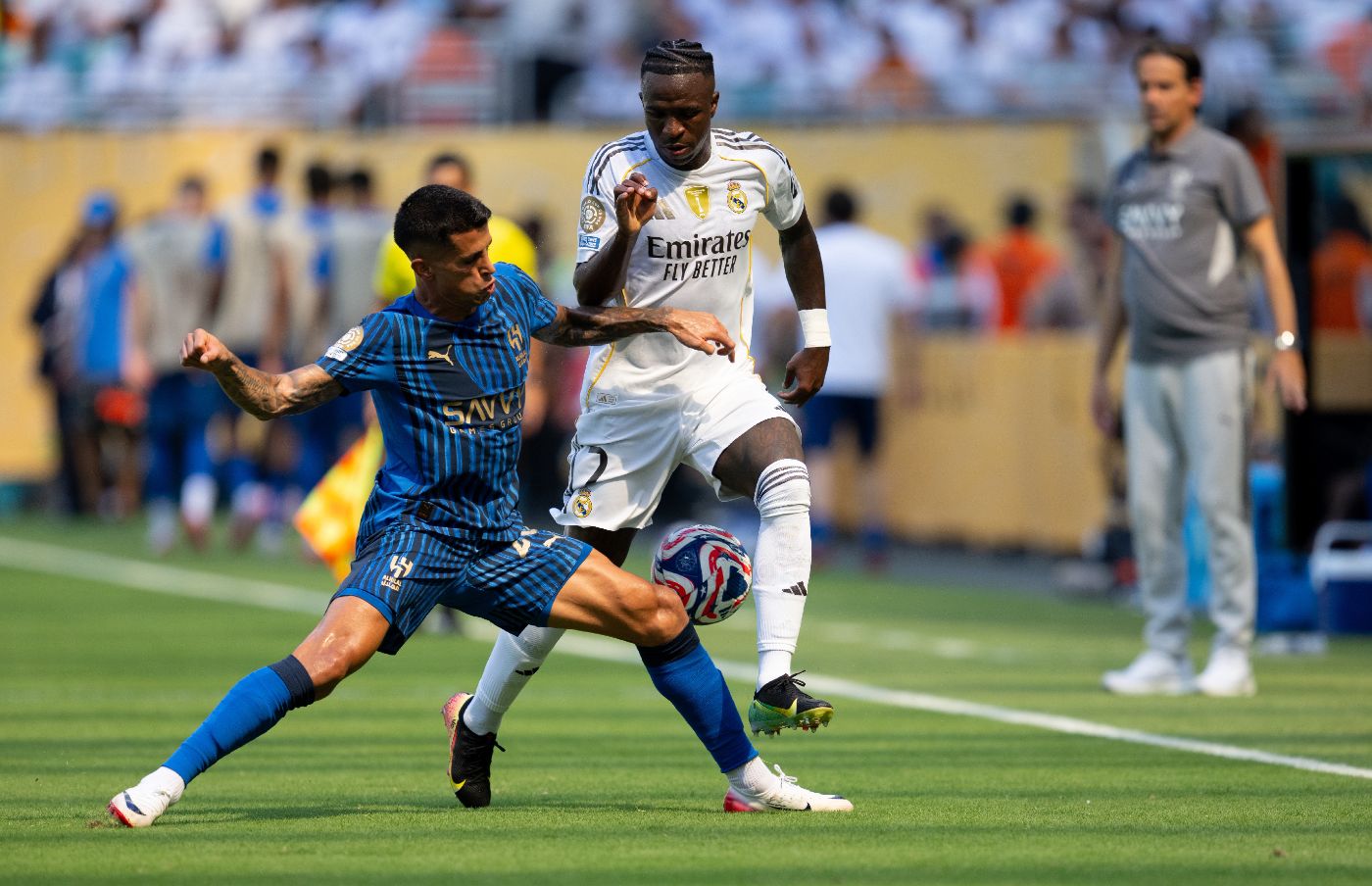 Жоау Канселу против Винисиуса Жуниора