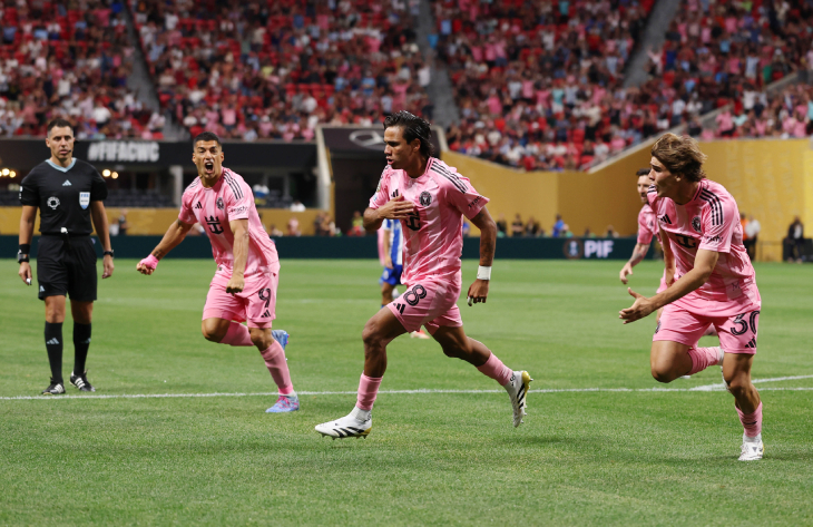 Теласко Сеговия празднует гол