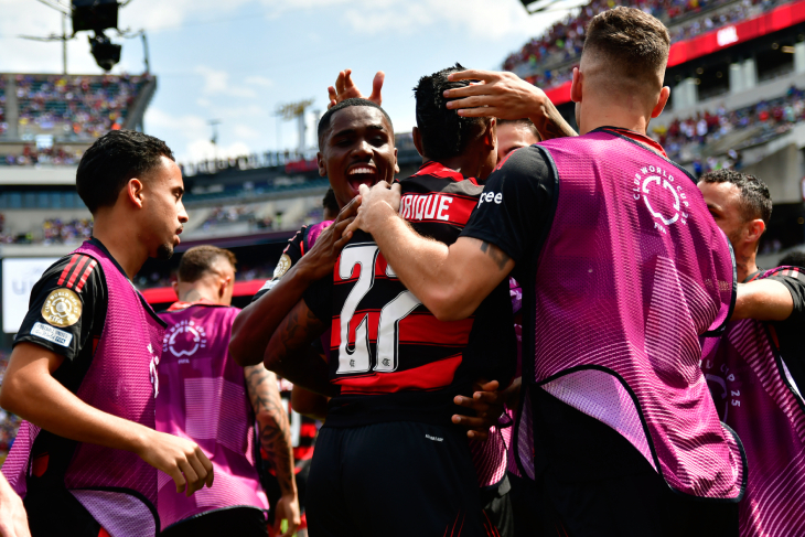 Игроки Фламенго после гола Энрике