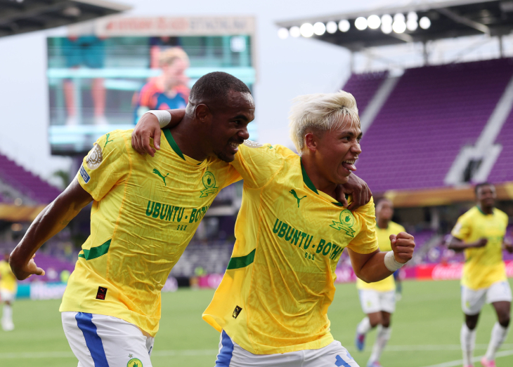 Игроки Сандаунз празднуют гол