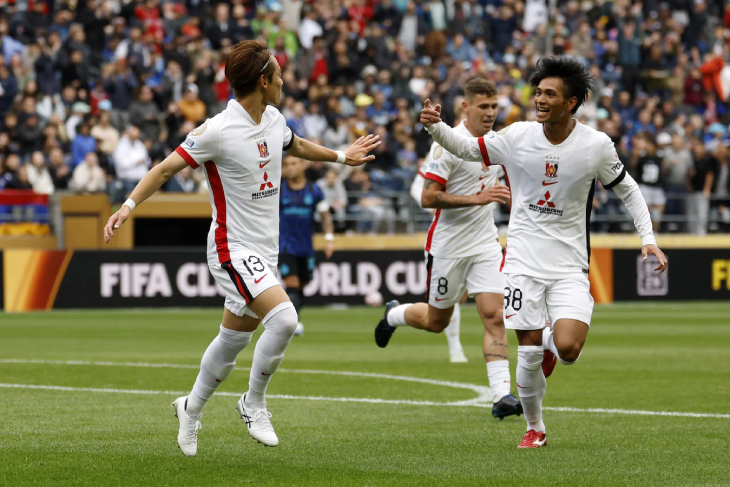 Игроки Уравы празднуют гол