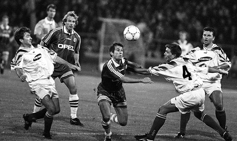 1995 год. «Локомотив» играет против «Баварии». Юрий Дроздов — крайний слева