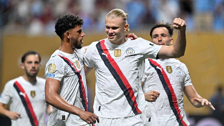 Игроки Манчестер Сити празднуют гол