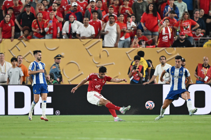 Бен Ромдан бьёт по воротам