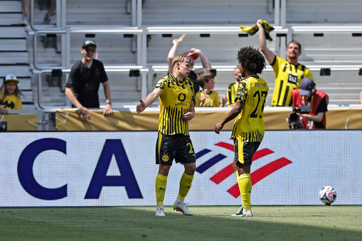 Игроки Дортмунда празднуют гол