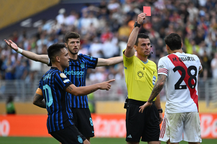 Арбитр показывает красную карточку