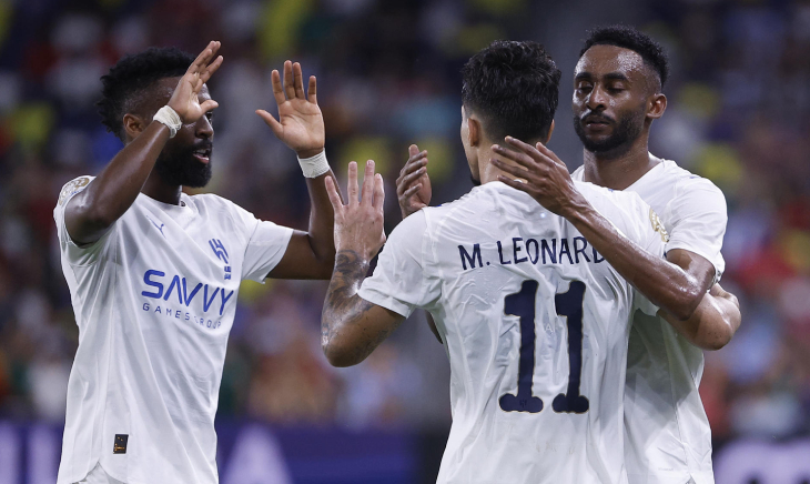 Игроки Аль-Хиляля празднуют гол Леонардо