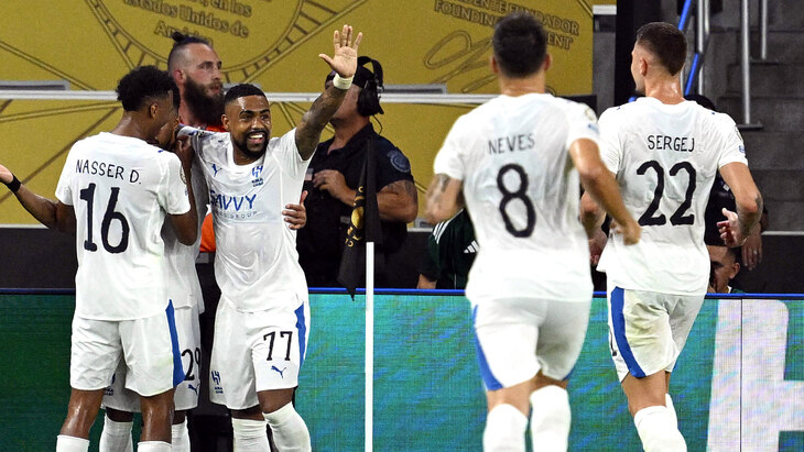 Футболисты Аль-Хиляля празднуют гол