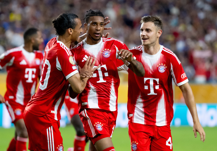 Игроки Баварии празднуют гол Олисе