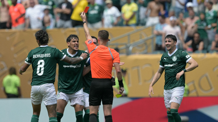 Красная карточка Гомесу