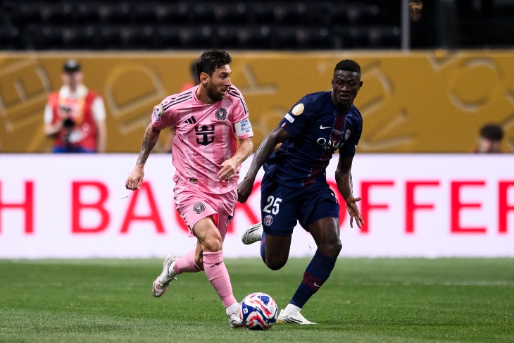 Лионель Месси в матче против «ПСЖ»