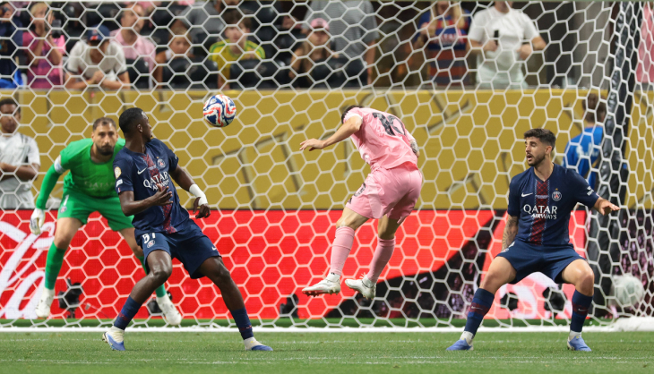 Удар Месси головой