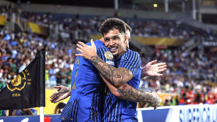 Игроки Аль-Хиляля празднуют гол