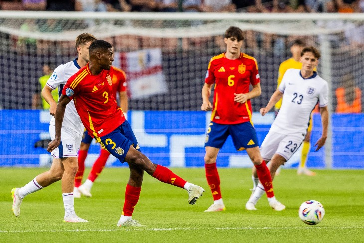 Кристиан Москера в матче против сборной Англии на молодежном чемпионате Европы