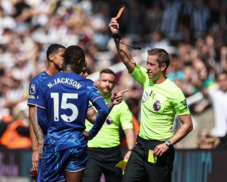 Николас Джексон получает прямую красную карточку в матче с «Ньюкаслом»