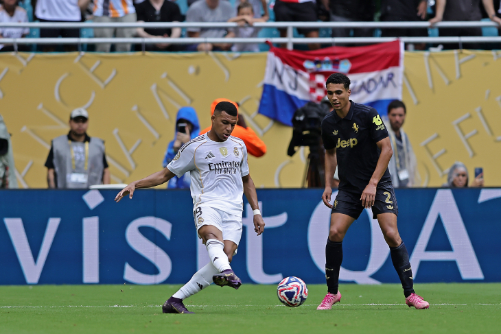 Килиан Мбаппе с мячом