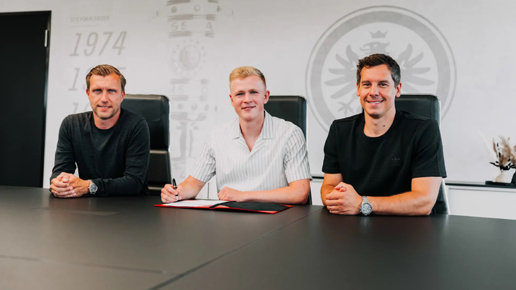 Йонатан Буркардт (в центре)