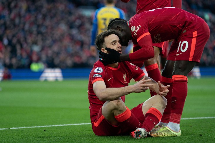 Диогу Жота празднует гол