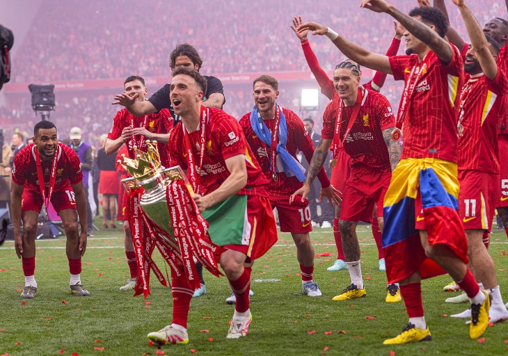 Диогу Жота с командой после победы в АПЛ