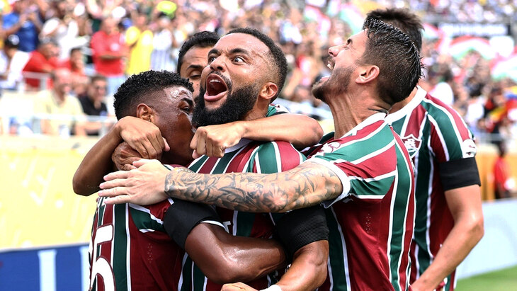 Игроки Флуминенсе празднуют гол