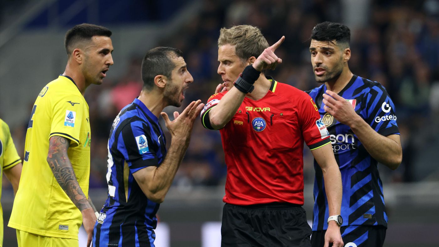 Генрих Мхитарян спорит с арбитром во время матча с «Лацио»