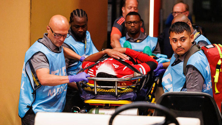 Джамал Мусиала покидает поле на носилках