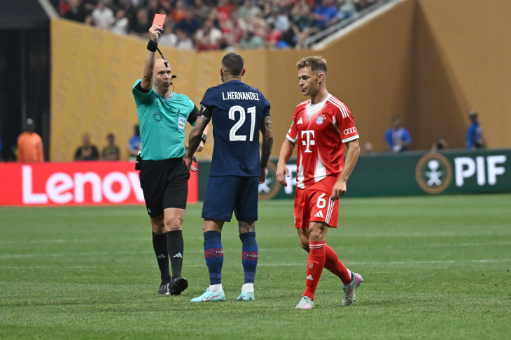 Красная карточка Эрнандесу