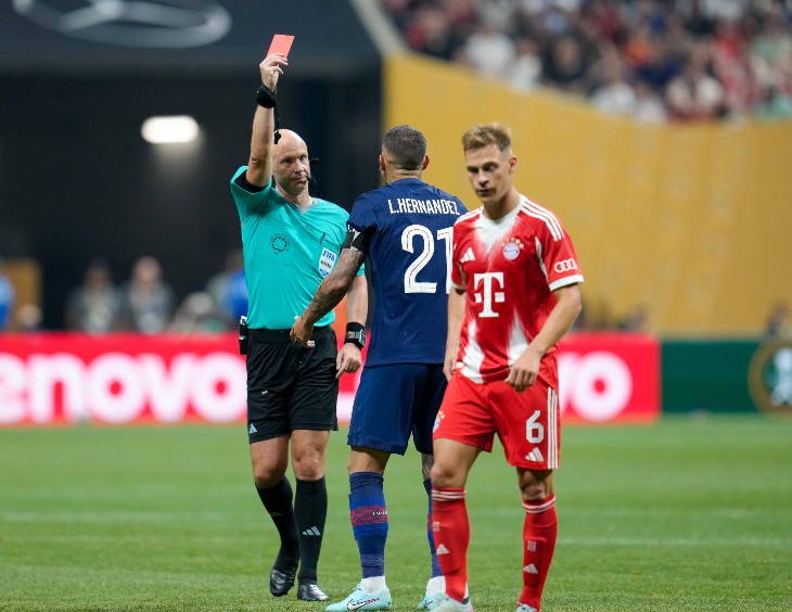 Лукас Эрнандес получает красную карточку